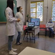Acadêmicos em odontologia em palestra 