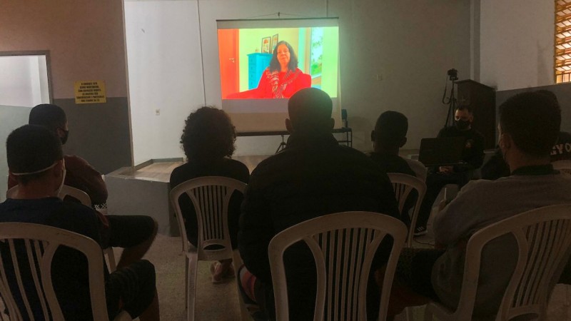 Adolescentes do Case Pelotas participam de atividade em alusão ao dia da fotografia
