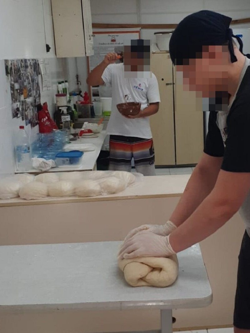 Socioeducandos produzem pães que são doados semanalmente à comunidade