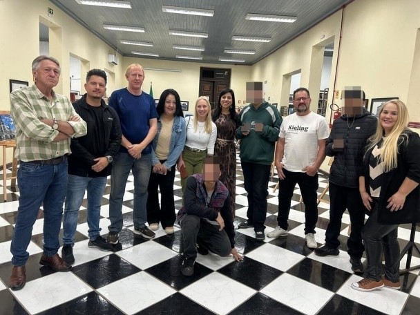 Direção e servidores do Centro de Atendimento em Semiliberdade de Uruguaiana (Cas) com os socioeducandos